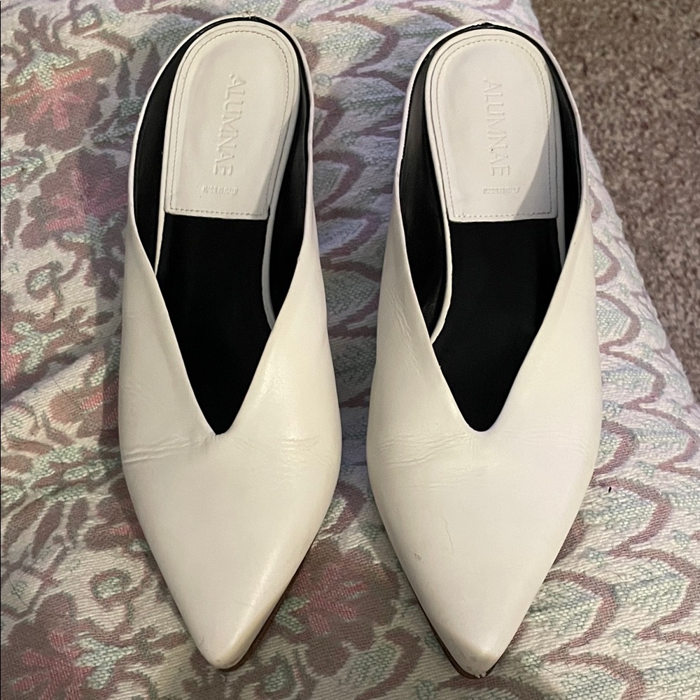 Alumnae white leather pointed toe open back low heel Mules